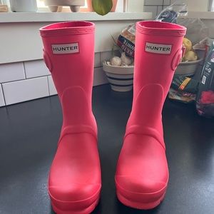Sweet pink/ fuchsia short boots from Hunter. Hunter Wellies in EUC, size 6.5/37
